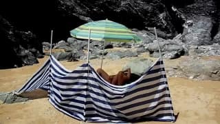 Sie masturbiert hier nackt am Strand Sie masturbiert hier nackt am Strand