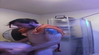 Gieriges Teen bekommt aggressiven Gesichtsfick