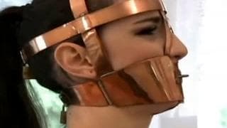 Sie setzt ihr ein Maulkorb auf und masturbiert