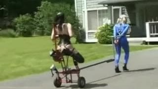 Diese Frau hat einen Sklaven zum Ausgehen Diese Frau hat einen Sklaven zum Ausgehen