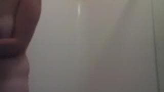 MILF seift sich gern geil vor der Kamera ein