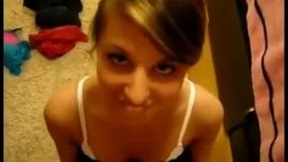 Sie genießt das Blasen in jeder Stellung