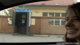 Ein geiles Paar, das gerne draußen fickt