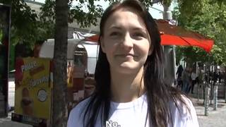 Sie genießt seinen dicken Schwanz im Wald