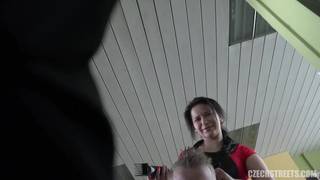 Eine brünette Friseurin wird hart gefickt!