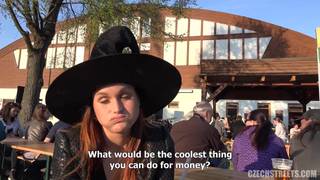 Eine Köstliche kleine Hexe will draußen ficken