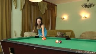 Roxy fingert ihre Muschi auf dem Billardtisch