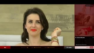 Dieses Mädel hat viel Erfahrung vor Kamera