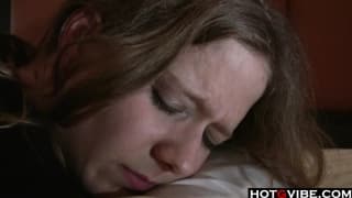 Sie ist geil wie die Hölle allein auf der Couch