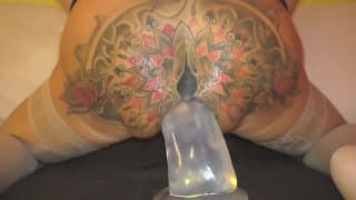 Diese Frau gleitet auf einem riesigen Dildo