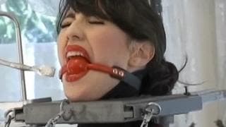 Frau wird gefesselt und intensiv befriedigt