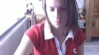 Sie zeigt vor der Webcam alles, was sie hat