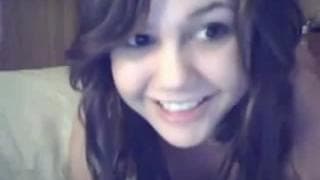 Diese heiße Brünette zeigt neues Spielzeug