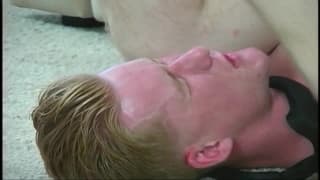 In diesem Trio genießen zwei Matrosen beim Sex