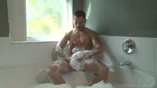 Valentin Petrov wird eingeseift und verwöhnt