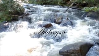 Sie genießt mit sich selbst draußen zu spielen