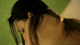 Die schöne Freundin spielt mit seinem Schwanz