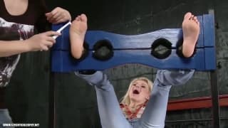 Die Milf wird gekitzelt bis sie explodiert!