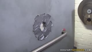 Casey Cumz saugt einen anonymen schwarzen Schwanz!