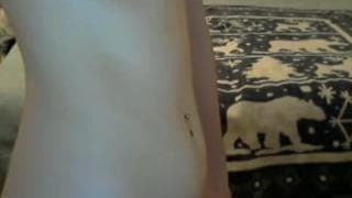 Im Bett berührt sie sich gerne allein selbst