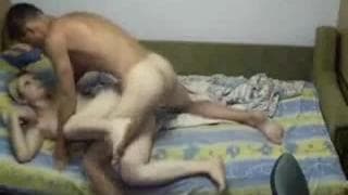 Heiße Blondine lässt ihren Freund hart werden