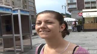 Er hat sie gefunden und ins Restaurant gebracht