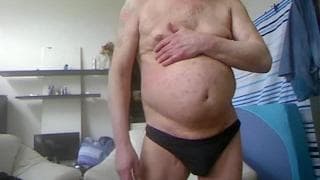 Dieser Kerl wichst gern mal vor der Kamera