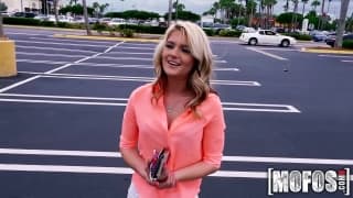 Wow, diese heiße Schlampe saugt ihn geil ab