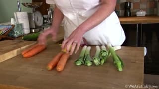 Francesca May spielt mit ihrem Essen