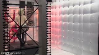 Blondine mit kleinen Titten an einer Stange