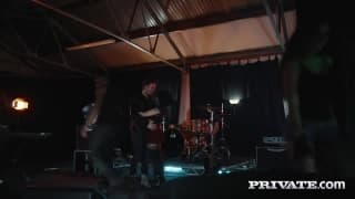 Lucia Love nimmt einen inneren Cumshot im Dreier