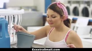 Er fickt diese Schlampe im Waschsalon