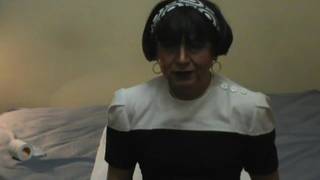 Dicke fette Lesbe, die sich anal masturbiert