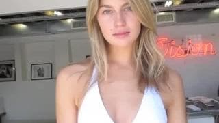 Annie McGinty masturbiert nackt im Video