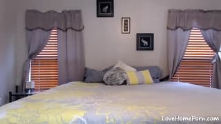 Junge Schlampe fickt mit fettem Dildo Fotze