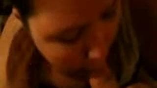 Sie greift ihn und saugt ihn hart ab