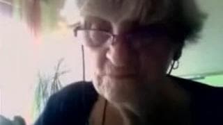 Großmutter zeigt vor Webcam ihre Titten