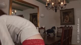 Eine leckere kleine Teenager beim Strippen