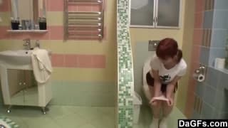 Zwei Lesben - Kate und Lara am Swimmingpool