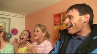 Diese Geburtstagsparty wird ziemlich versaut!