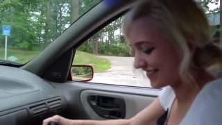 Blondine will einen harten Schwanz genießen