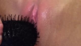 Sie genießt es in der Dusche zu masturbieren