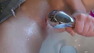 Sie füllt sich in der Küche mit einer Banane