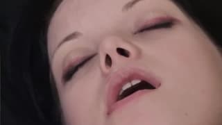 Diese Teenie-Schnalle will nur ihren Dildo