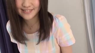 Junge Asiatin zeigt ihre kleine schöne Muschi