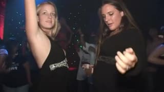 Diese Hure macht uns heute ganz geil im Bett