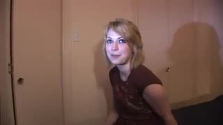 Das weiße Mädchen fühlt sich heiß vor der Cam