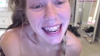 Nerdy Schlampe will einfach nur feucht werden