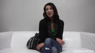 Brünett bei einem Pornocasting wird geil