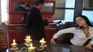 Eine Französin wird auf dem Esstisch gefickt